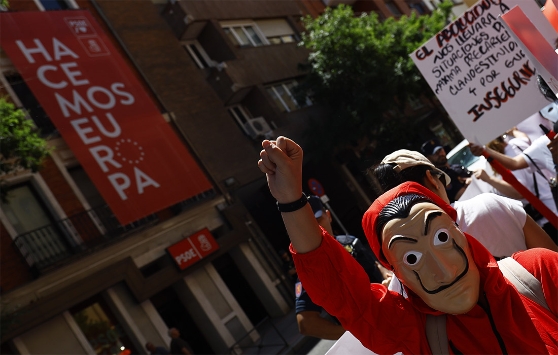 Митинг против законов, направленных против занятых в сфере проституции, прошел у штаб-квартиры социалистической партии в Мадриде