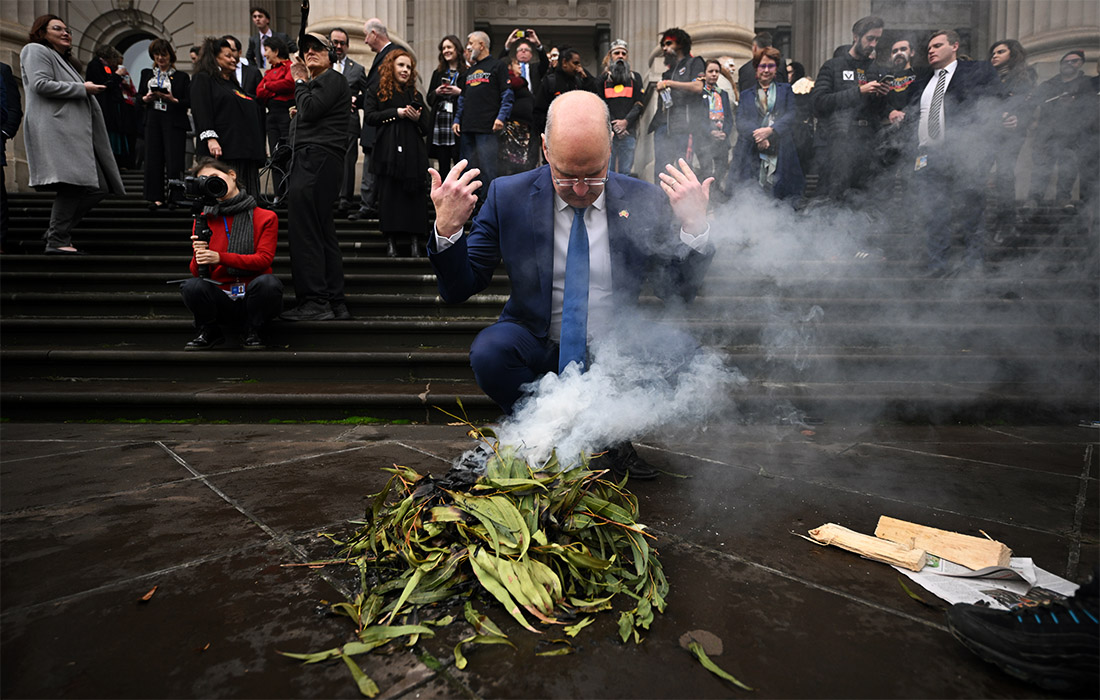 Ассамблея народов Виктории (аборигены Виктории) провела церемонию курения у здания парламента в Мельбурне