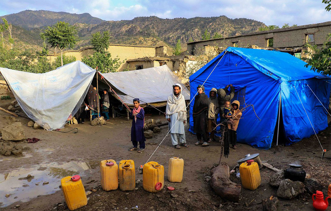 Кабинет министров распорядился использовать весь имеющийся воздушный и наземный транспорт для доставки пострадавшим продовольствия, одежды, медикаментов и других предметов первой необходимости, а также перевозки раненых.