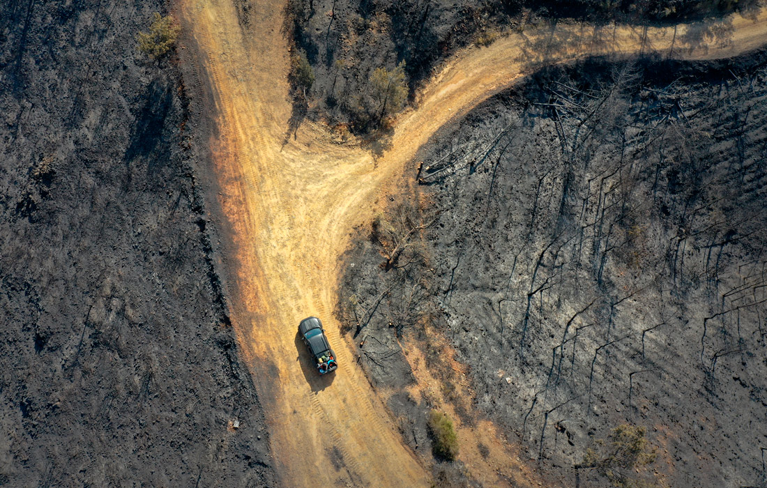 Пожарные бригады в Турции третий день подряд ведут борьбу с крупным лесным пожаром неподалеку от курортного города Мармарис. От огня пострадало около 3 тыс. гектаров леса.