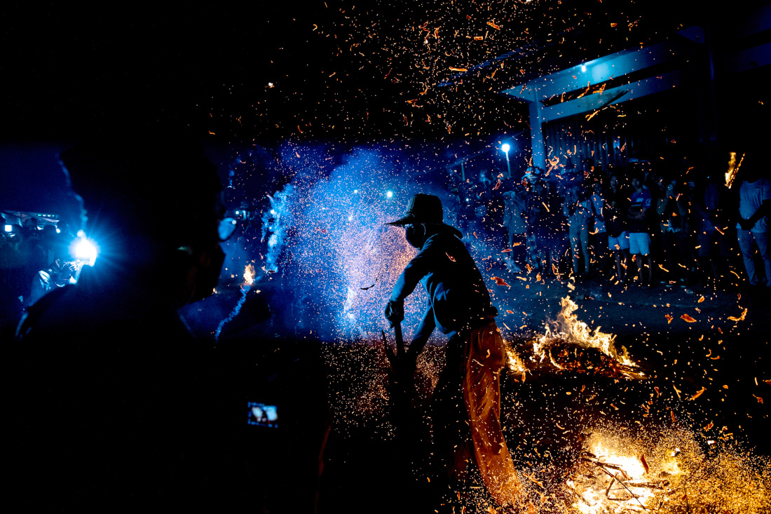 Факельная битва в индонезийской деревне