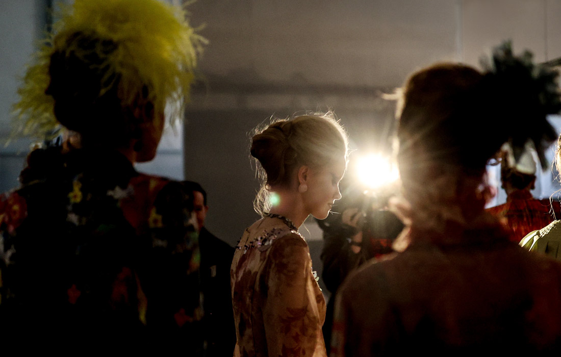 Модели во время подготовки к показу коллекции модельера Вячеслава Зайцева