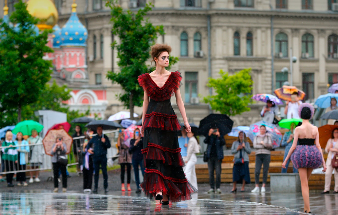 Модель во время показа