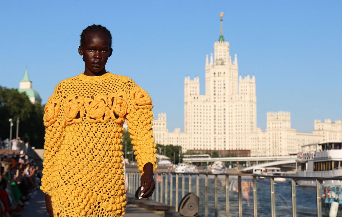 Модель демонстрирует одежду бренда Akhmadullina на Москворецкой набережной