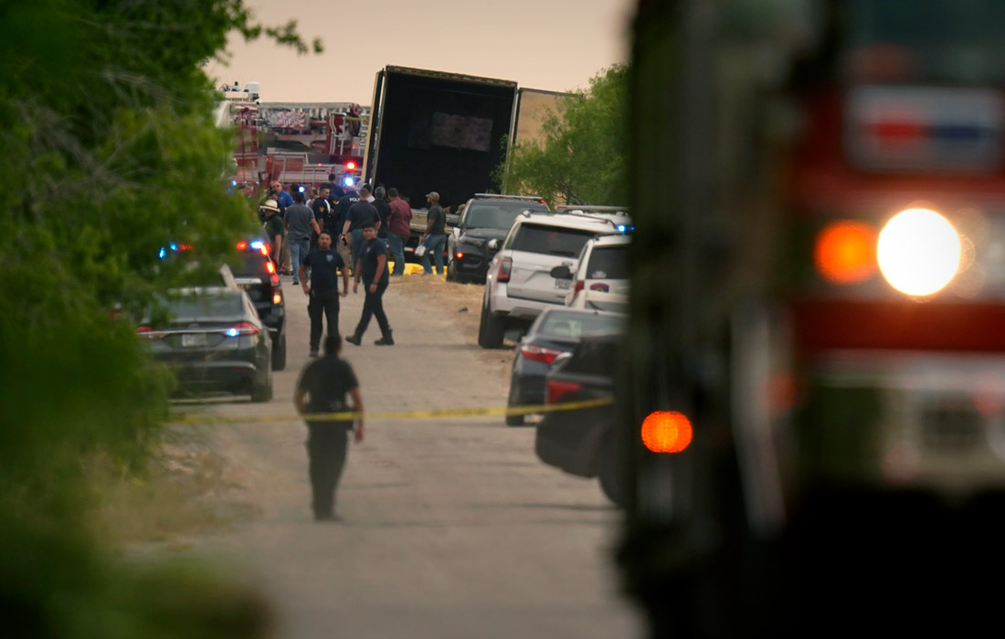 Тела 46 погибших были обнаружены в брошенной фуре на юге американского штата Техас. В момент обнаружения тел температура на месте приближалась к 40 градусам по Цельсию.