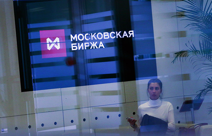 Рынок акций РФ в среду снизился на фоне новых антироссийских санкций Запада