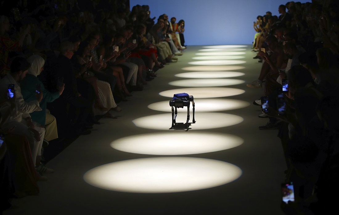 Первый в мире робот-собака в натуральную величину представляет сумку швейцарского бренда технических аксессуаров Ferronato во время Недели мужской арабской моды в Дубае