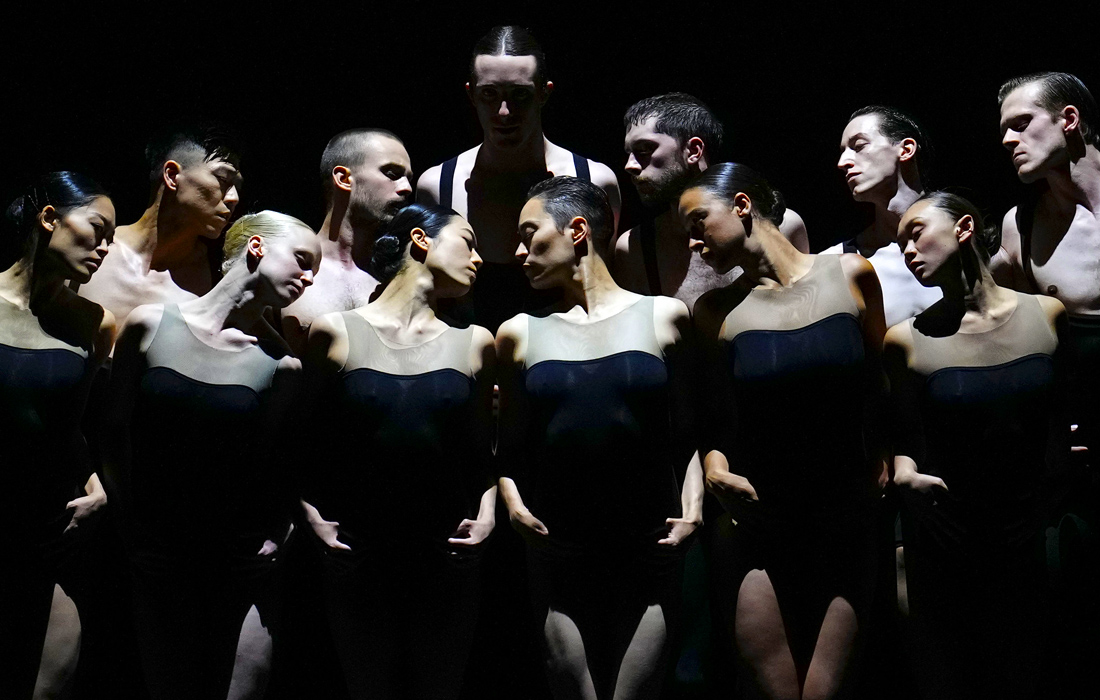 Участники танцевальной труппы Nederlands Dans Theater открывают фестиваль Grec Festival 2022 в Барселоне