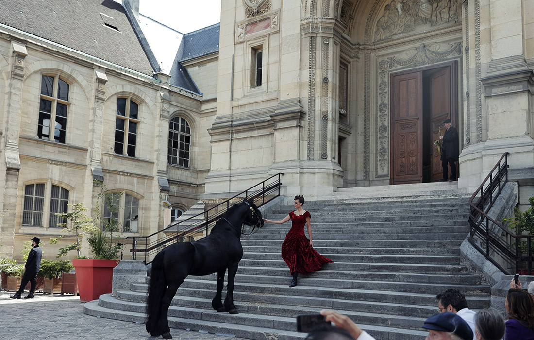 На первый взгляд может показаться, что все сошли с ума, но это просто показ коллекции Franck Sorbier сезона осень-зима 2022/23 на Неделе высокой моды в Париже