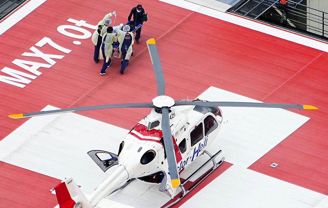 Экс-премьер Синдзо Абэ был доставлен на вертолете в больницу в городе Касихара