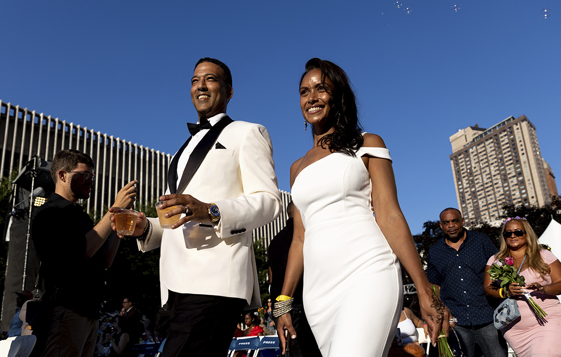 В Нью-Йорке более 200 пар приняли участие в массовой церемонии бракосочетания