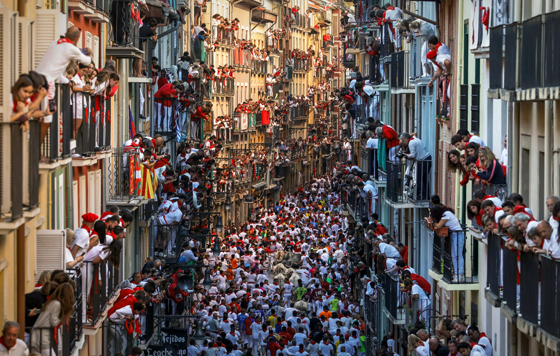 Каждый июль в Памплону приезжают около миллиона туристов со всей Испании и многих стран мира