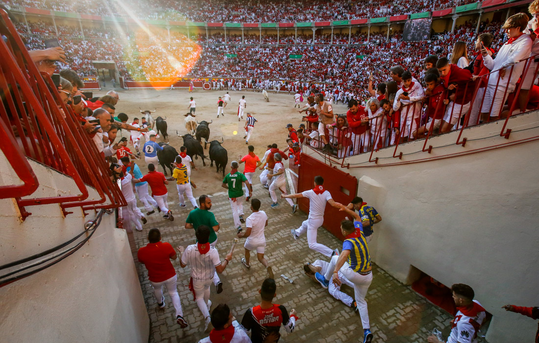 Большинство пострадавших получают травмы в давке, которая образовывается перед самым входом на арену для боя быков