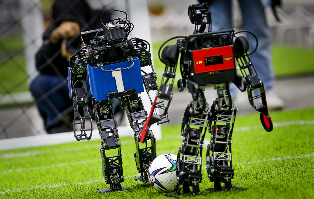 Роботы играют в футбол на турнире RoboCup в Бангкоке