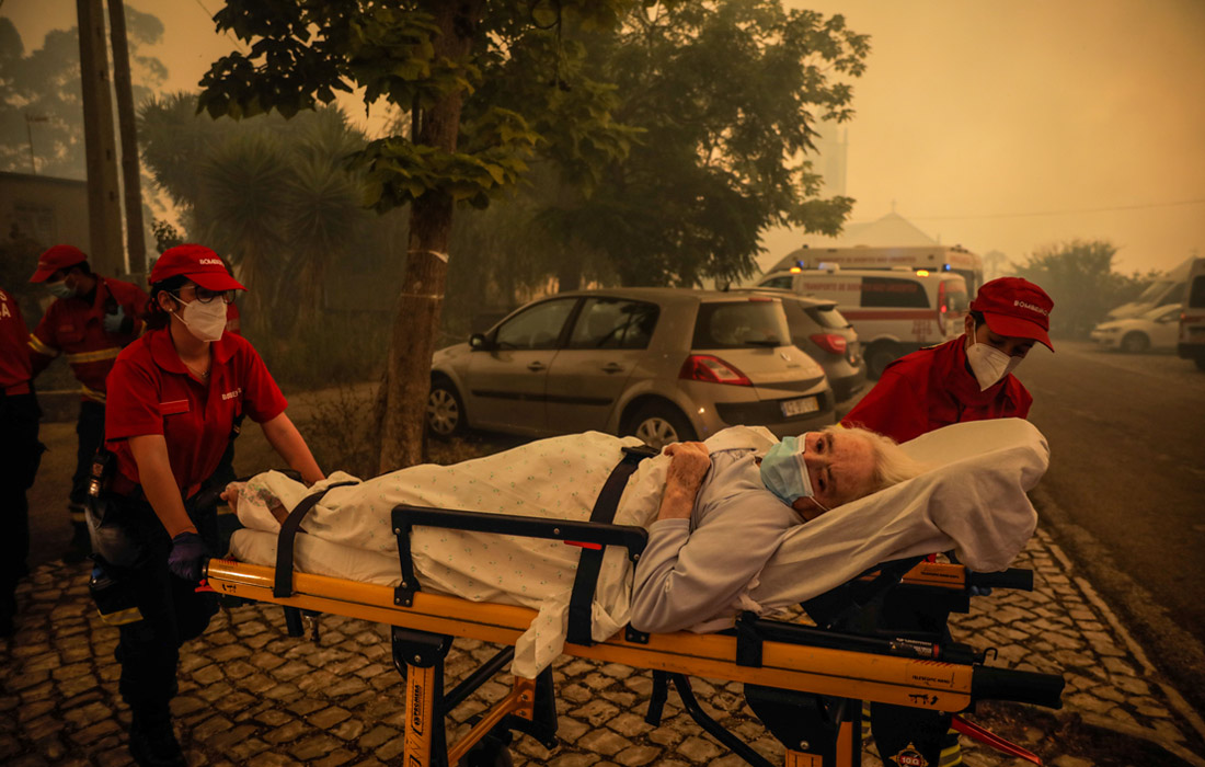 Лесные пожары охватили районы Лейрия и Сантарен. Спасатели эвакуируют пожилых людей из домов престарелых.