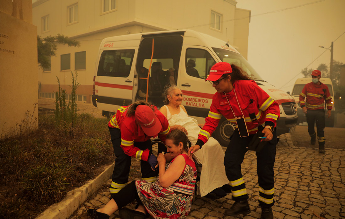 Более 30 человек пострадали от природных пожаров. Медицинская помощь потребовалась 12 пожарным и 17 жителям.