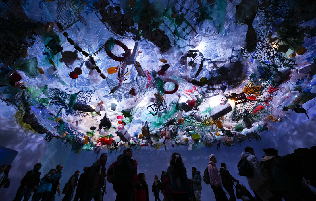 В Буэнос-Айресе началась 11-я выставка науки, технологий, промышленности и искусства Technopolis. На фото: посетители инсталляции, посвященной загрязнению воды.