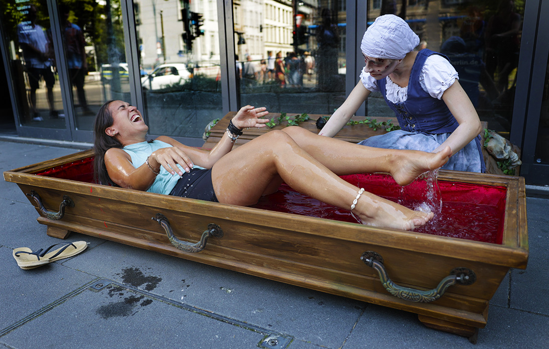 Клиенты "Берлинской темницы" охлаждаются в гробу наполненном холодной водой и кубиками льда