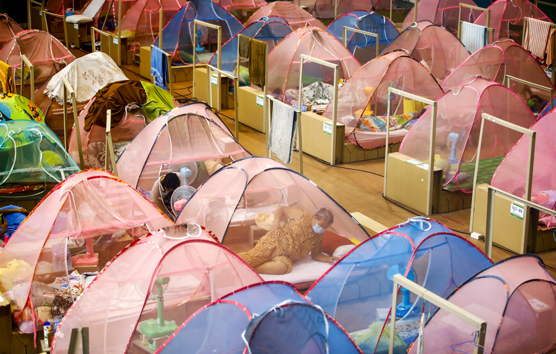 Молодежный спортивный центр в Бангкоке переоборудован в полевой госпиталь для пациентов с COVID-19