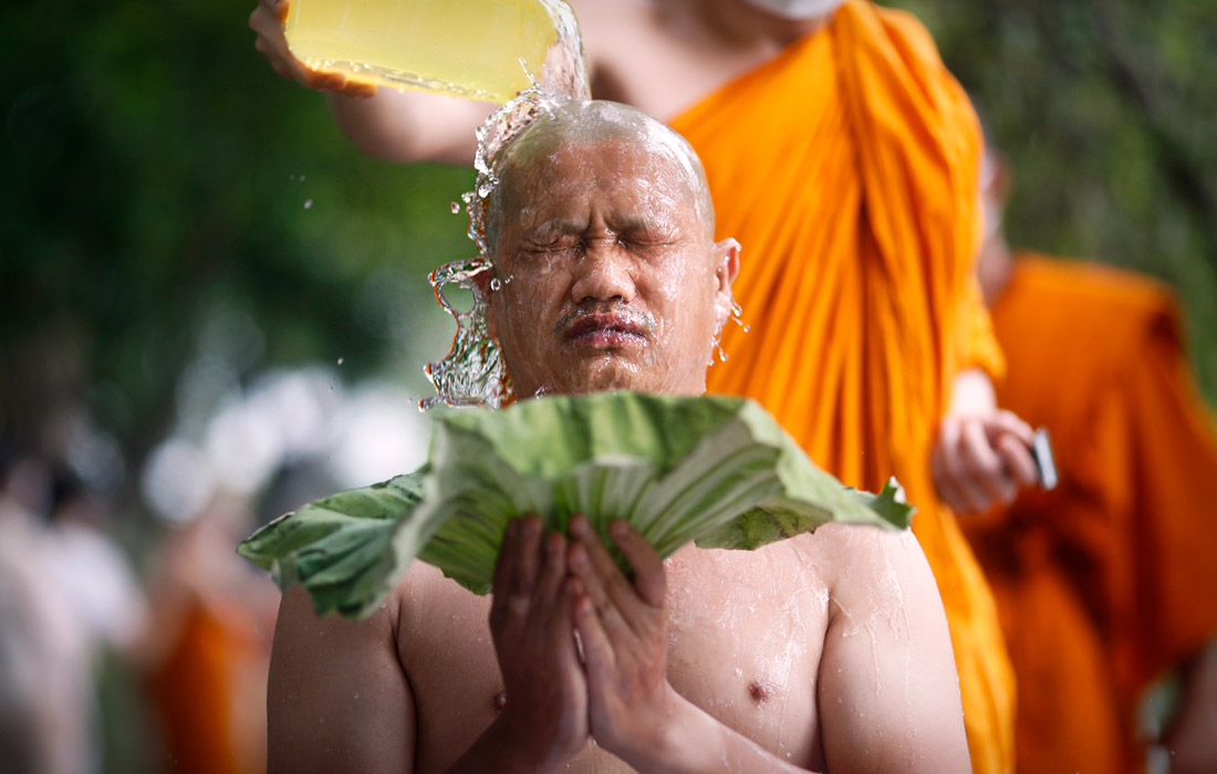 Массовое посвящение в буддийские монахи в Бангкоке