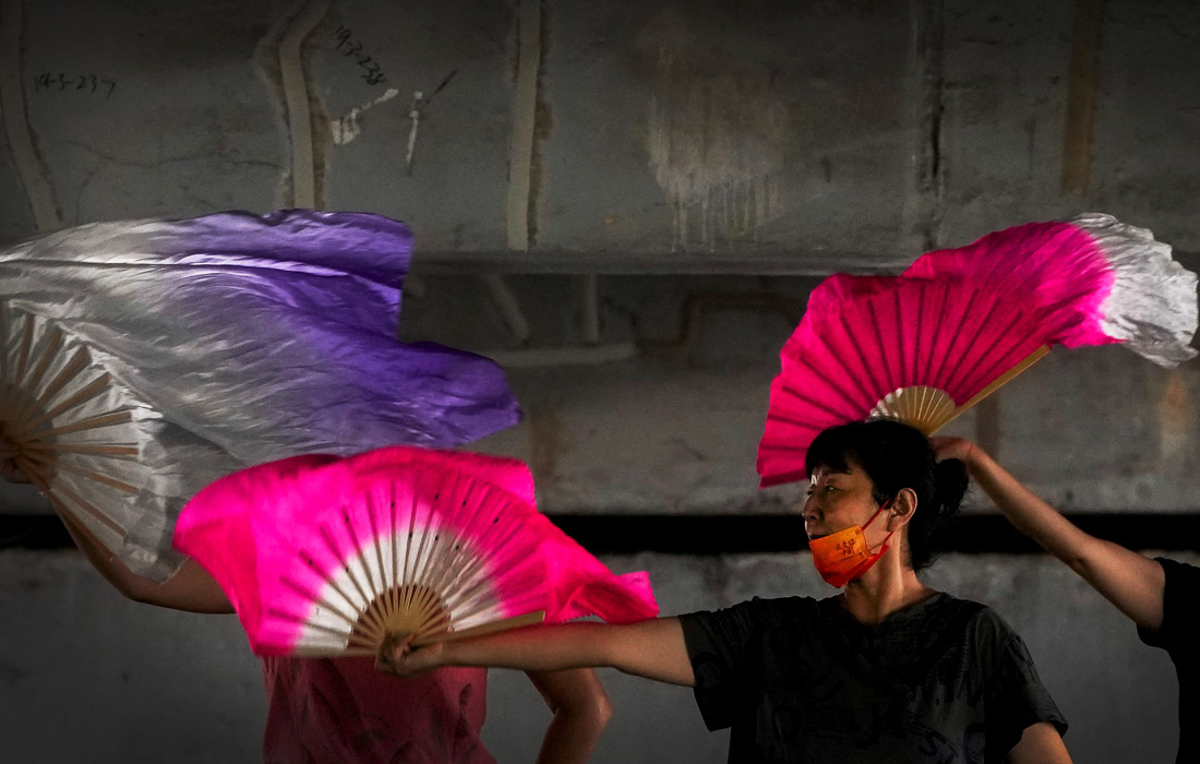 Жители Пекина тренируются под мостом, избегая палящего солнца