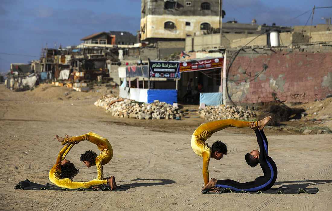 Палестинские акробаты во время тренировки в городе Газа