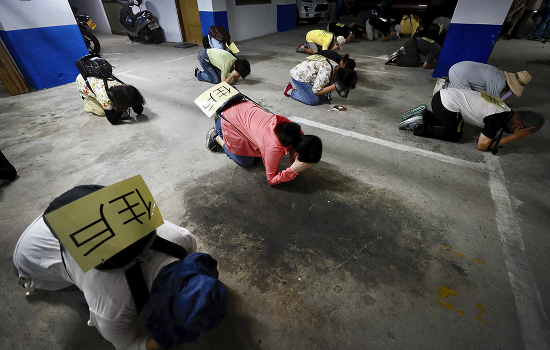 На Тайване начались учения, имитирующие вторжение армии Китая. На фото: люди в подвальном укрытии во время учений противовоздушной обороны.