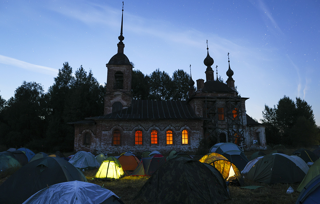 Палаточный лагерь участников Иринарховского крестного хода у храма Николая Чудотворца в селе Зубарево