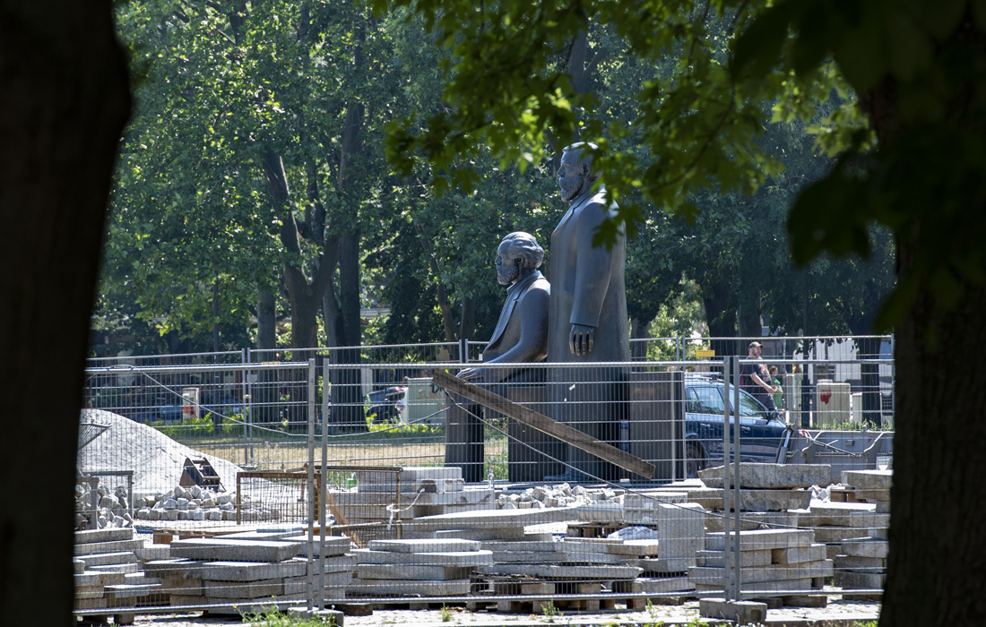Памятник Марксу и Энгельсу в Берлине вернули на прежнее место. Монумент был перенесен в связи со строительством линии U5.