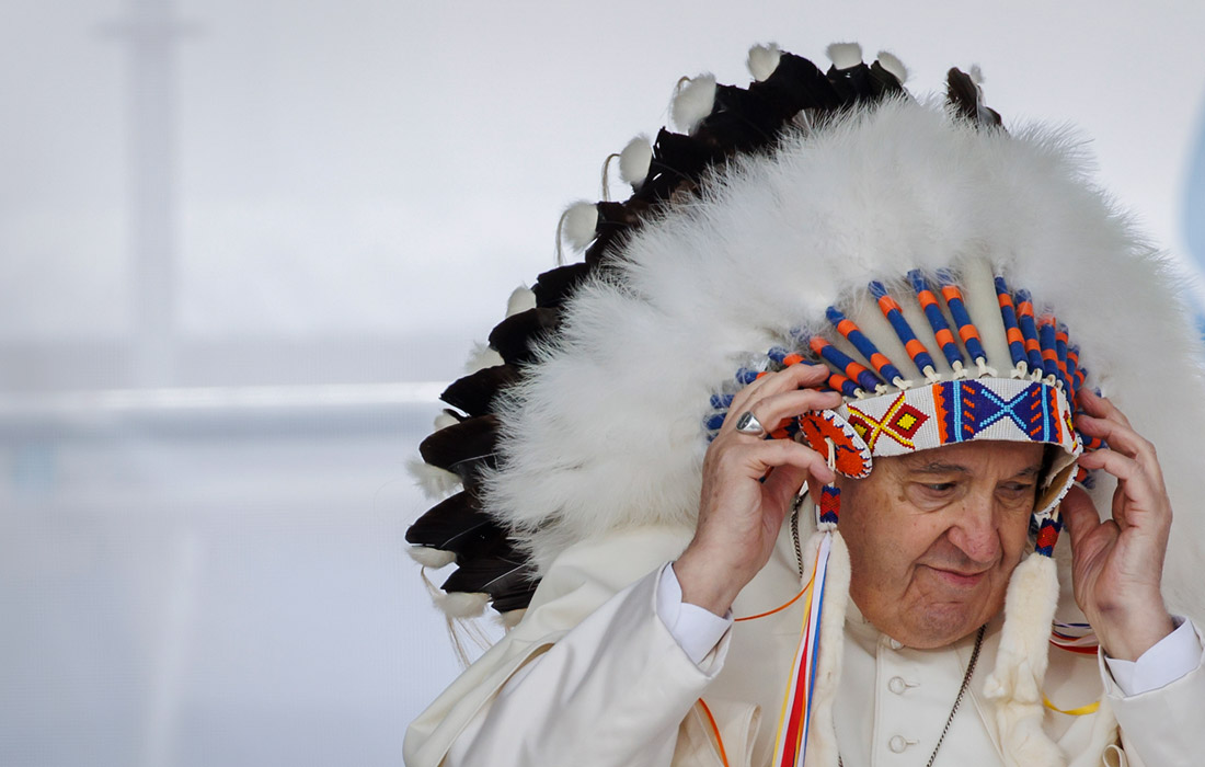 Папа римский Франциск попросил прощения у канадских коренных народов за роль католической церкви в упраздненной несколько десятилетий назад политике Канады по насильственной ассимиляции этих народов в христианское общество