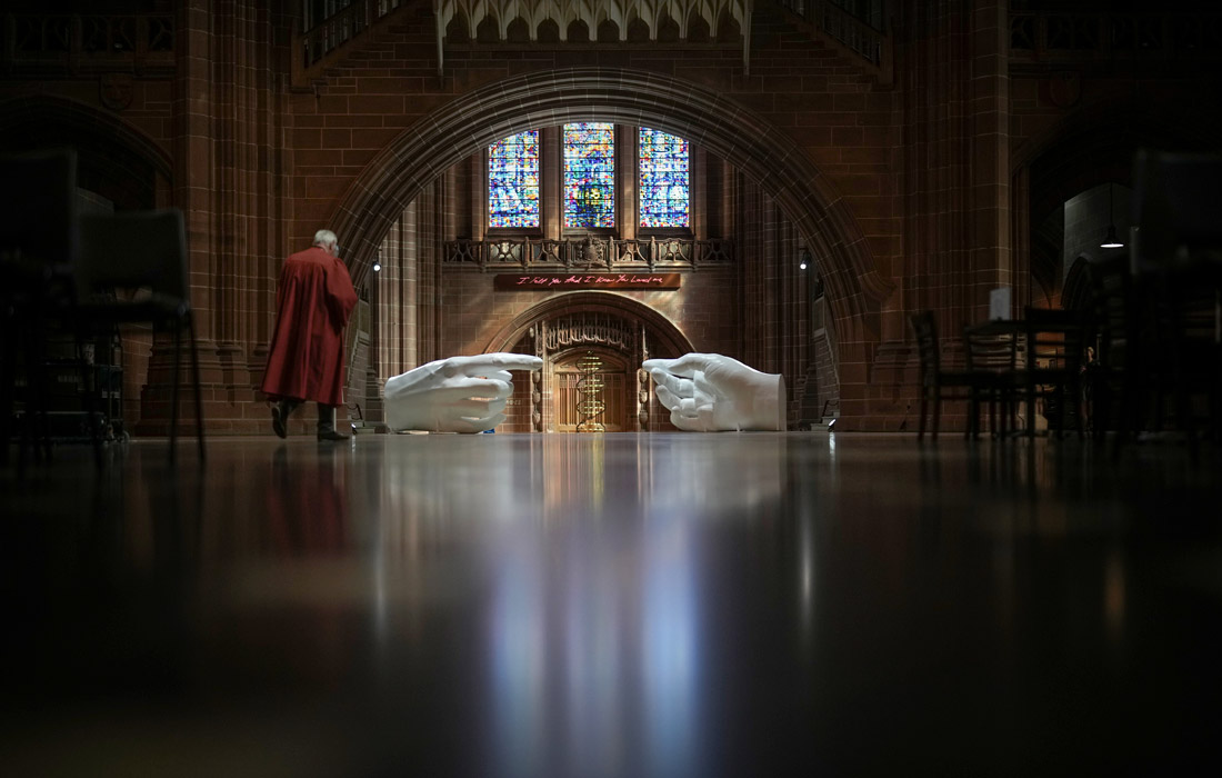 Выставка художника Питера Уокера "Быть человеком" в Ливерпульском соборе