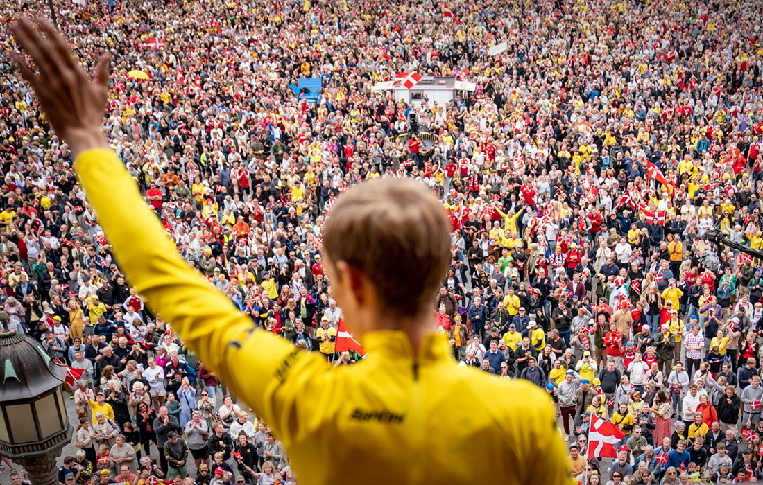 В Копенгагене встретили победителя велогонки "Тур де Франс" датчанина Йонаса Вингегора