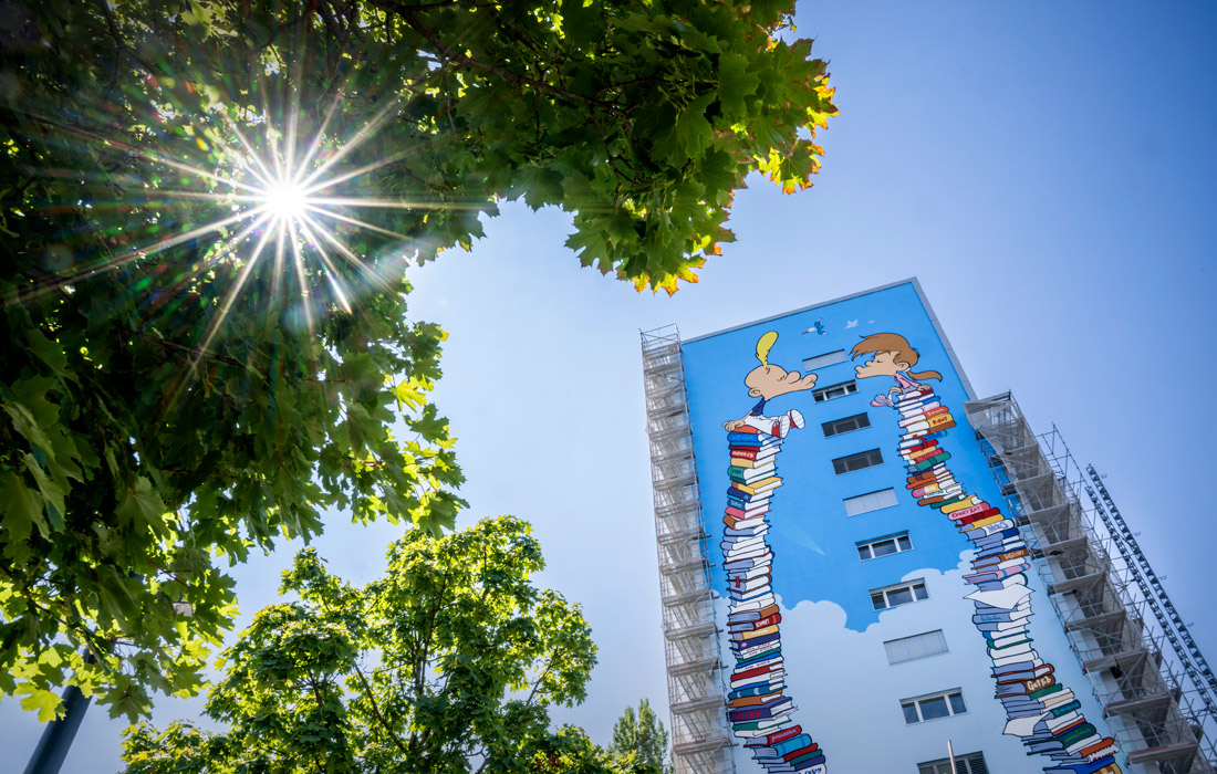 Граффити с изображением мультяшных персонажей на стене жилого дома в Ланси, Швейцария