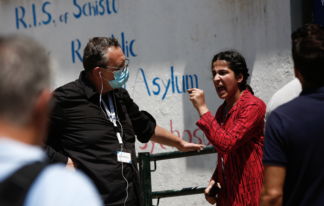 Министр иностранных дел Германии Анналена Бербок посещает Афины. На фото: сирийская беженка жалуется на то, что она остается в лагере беженцев.