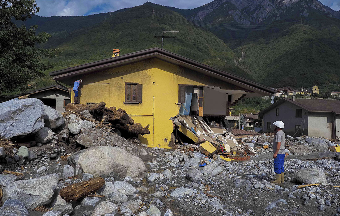 Последствия наводнения в коммуне Ньярдо на севере Италии
