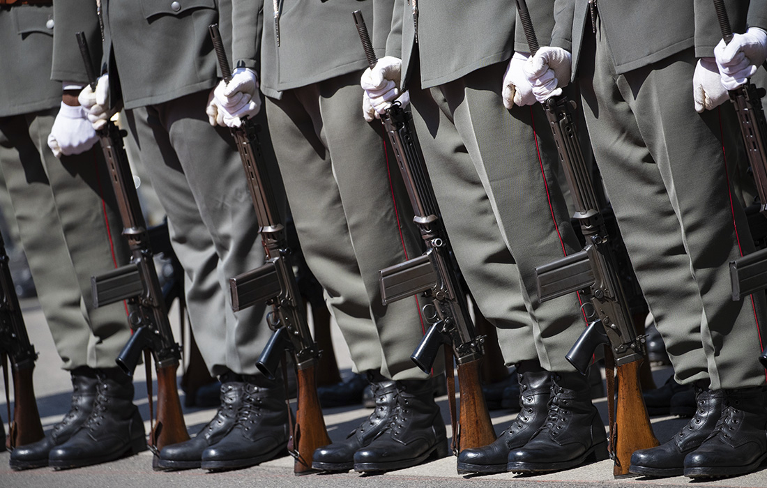 Члены австрийского почетного караула во время церемонии приветствия премьер-министра Венгрии Орбана в Вене