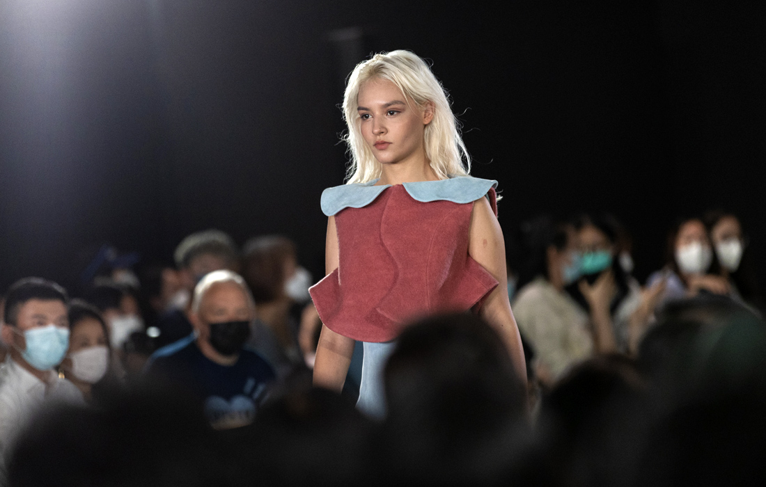 Модель демонстрирует наряд, созданный студентами Политехнического университета, в Гонконге