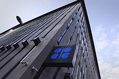 Источник сообщил, что ОПЕК+ в июне отставала от плана по добыче нефти на 2,84 млн б/с