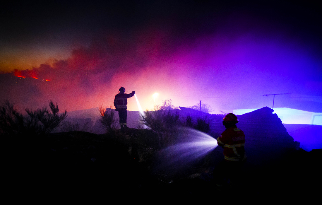 Пожарные тушат лес в португальской деревне Реборедо