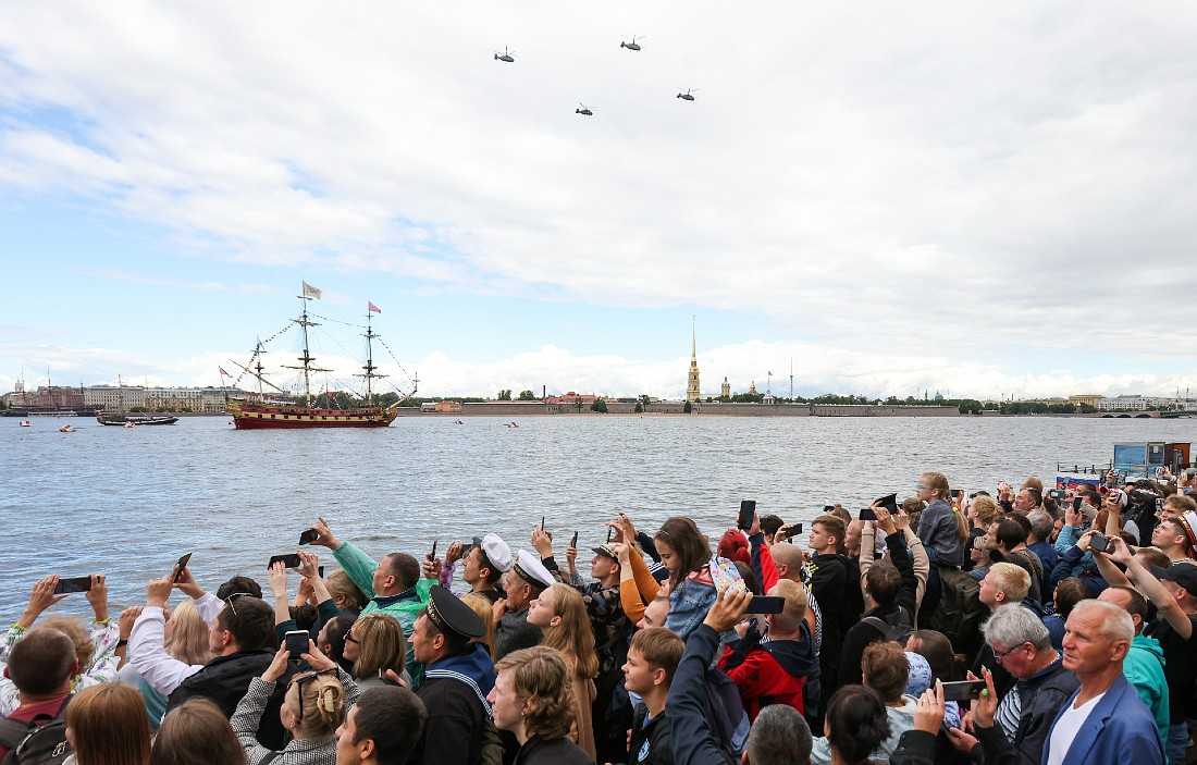 Зрители на Дворцовой площади во время Главного военно-морского парада в честь Дня Военно-морского флота России
