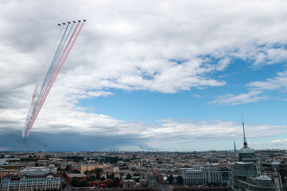 Штурмовики Су-25 во время Главного военно-морского парада в честь Дня Военно-морского флота России