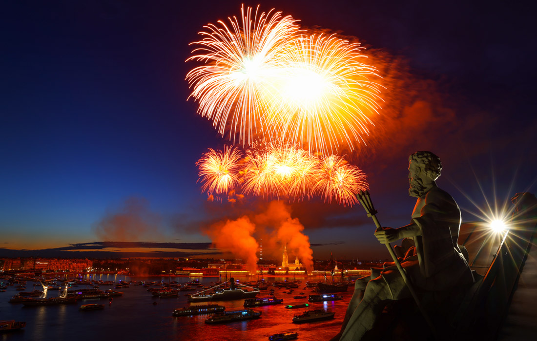 Салют в акватории реки Невы