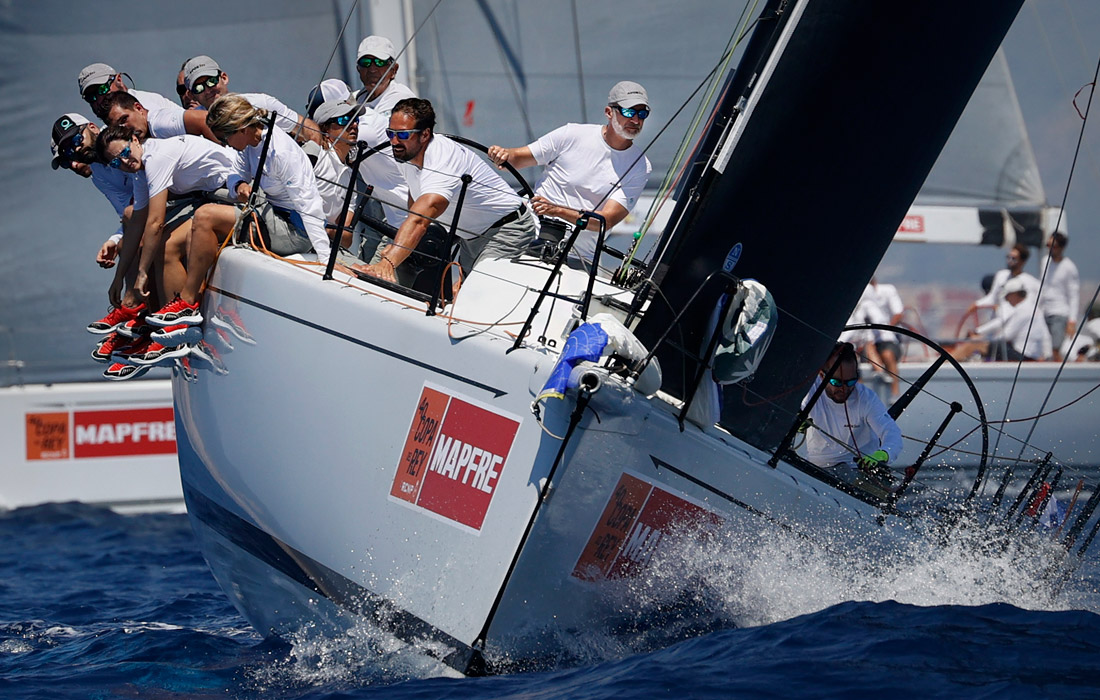 Король Испании Филипп VI участвует в соревнованиях по парусному спорту