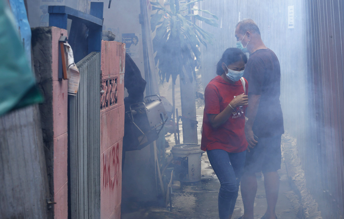 Санитарная обработка улиц Бангкока для предотвращения распространения лихорадки денге