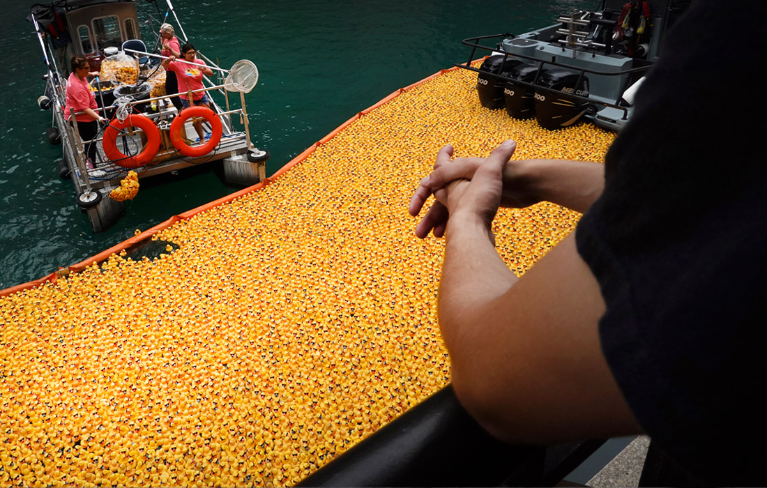 Тысячи резиновых утят спустили в реку Чикаго для благотворительного заплыва в поддержку международных спортивных соревнований для инвалидов организации Special Olympics