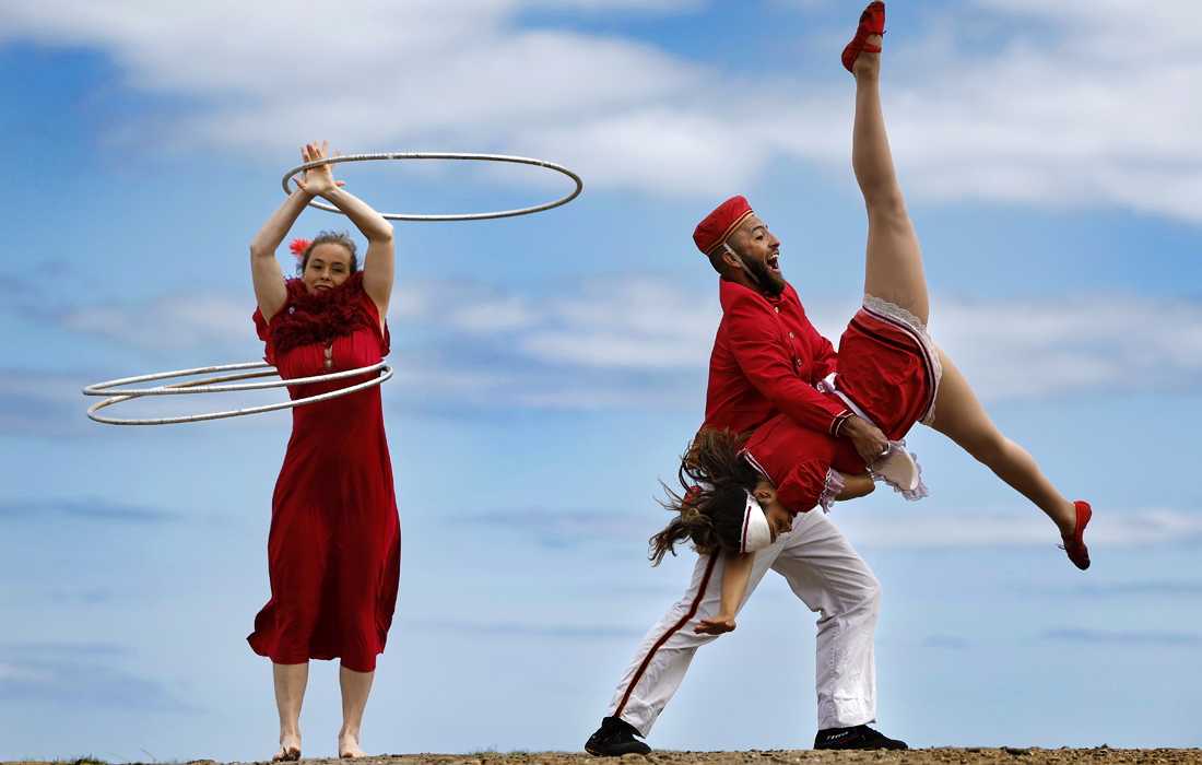 Цирковая труппа на вершине Калтон Хилл в Шотландии