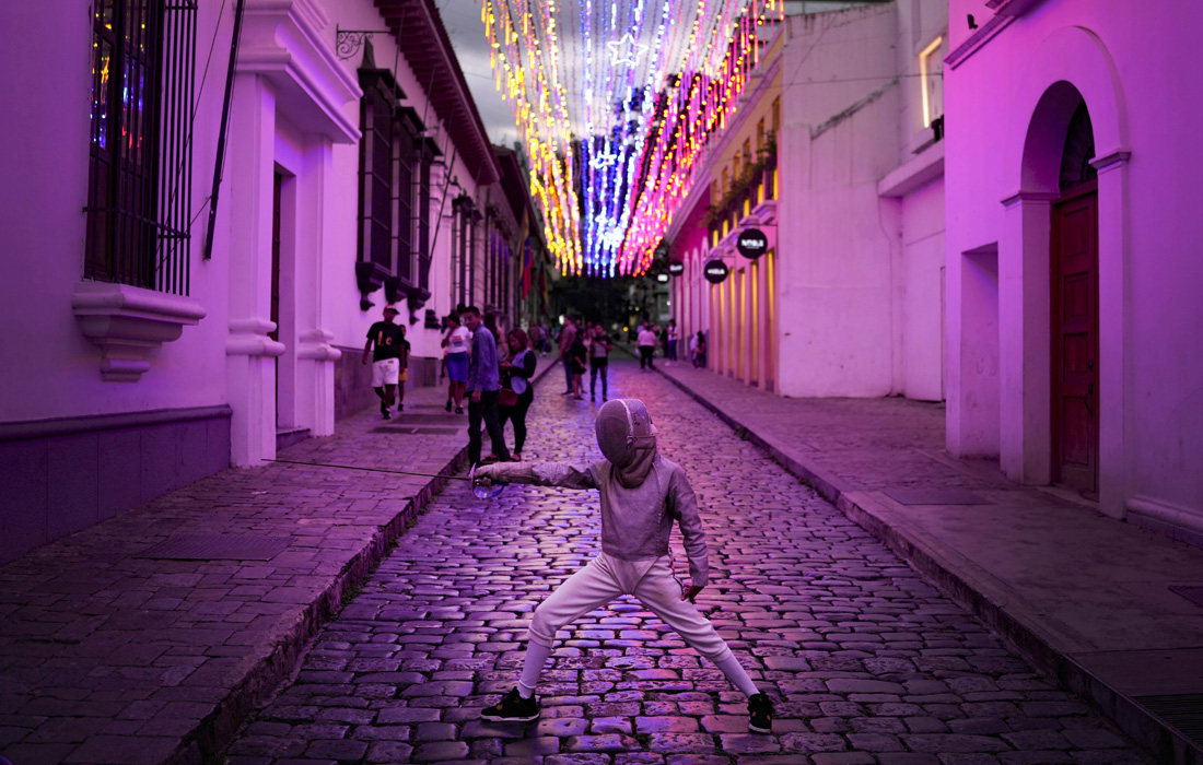 Маленькая фехтовальщица в центре Каракаса, Венесуэла