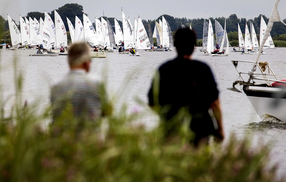 Моряки во время Sneekweek, крупнейшего в Европе соревнования по парусному спорту в Нидерландах