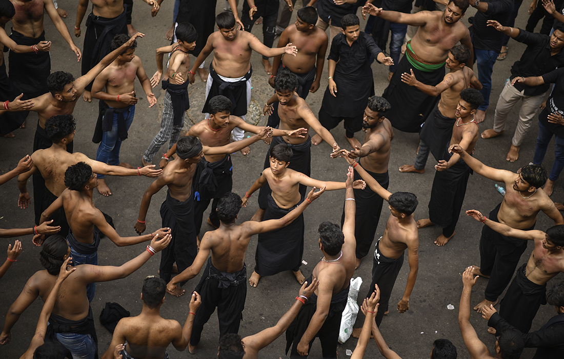 Индийские мусульмане-шииты бьют себя в грудь в ходе религиозной процессии в Ченнаи