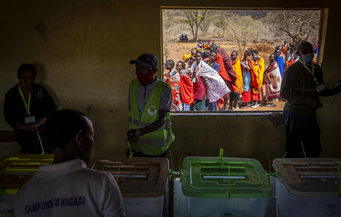 Выборы в Кении. На фото: масаи на избирательном участке в начальной школе в округе Каджиадо.